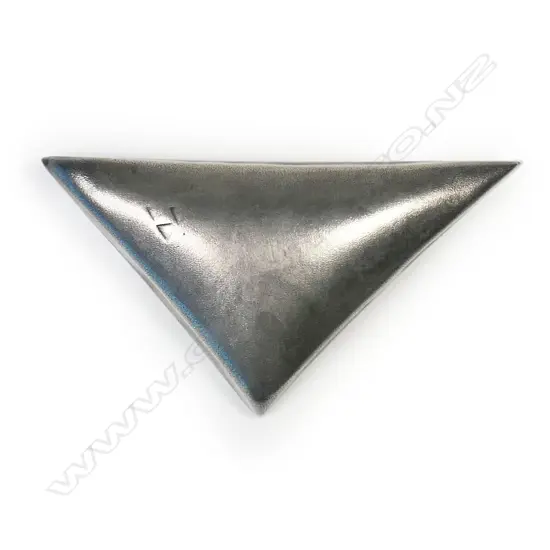 CONTEMPORARY STERLING SILVER TRIANGULAR BROOCH BY JEWELLER KIM BRICE, W.72mm