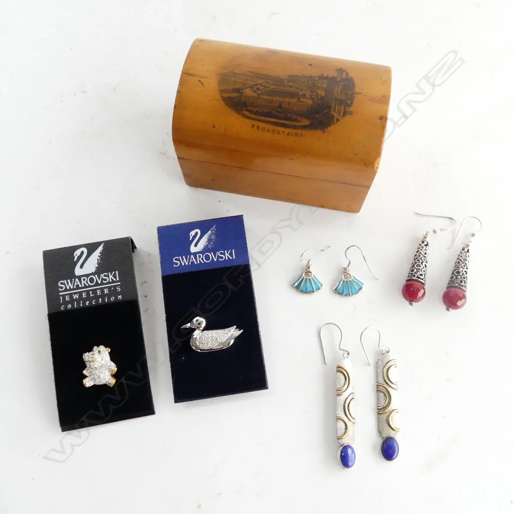 3 PRS STG EARRINGS + 2 SWAROVSKI BROOCHES IN TREEN BOX 'BROADSTAIRS' W.85mm Image 1++