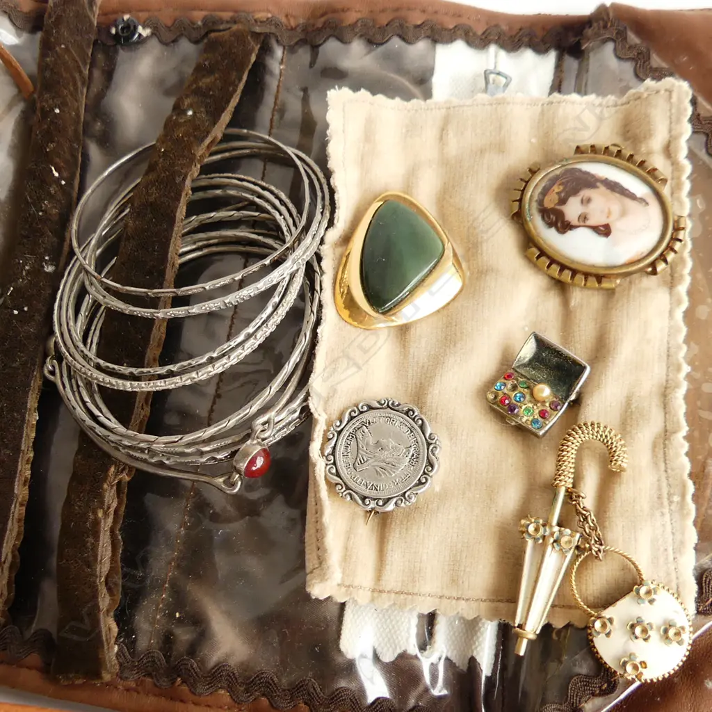 LEATHER JEWELLERY BOX & LEATHER JEWELLERY TRAVEL FOLD WITH ASST COSTUME JEWELLERY IN BOTH  Image 1++