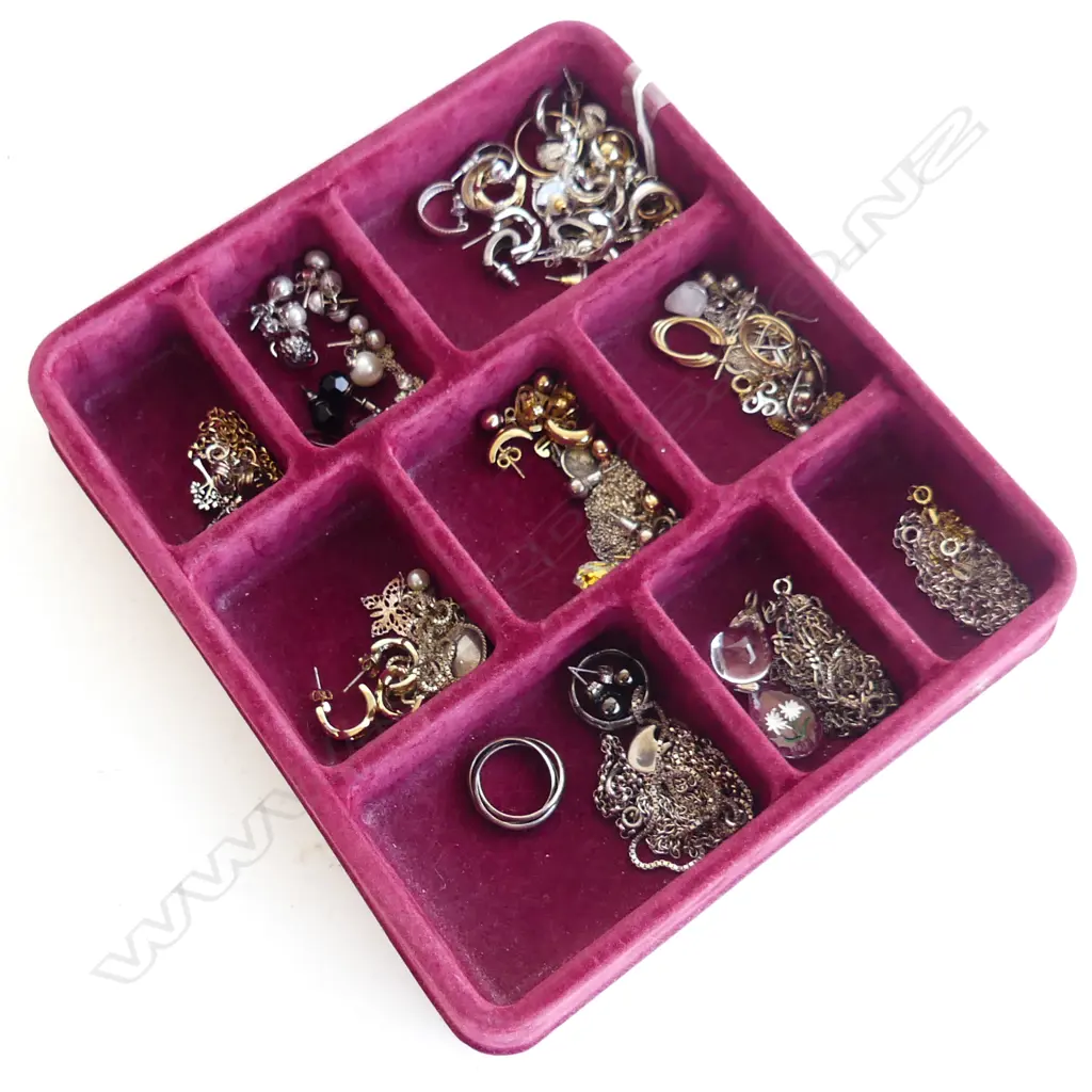 TRAY ASST JEWELLERY INCL SILVER; EARRINGS, CHAINS, PENDANTS ETC.. Image 1++