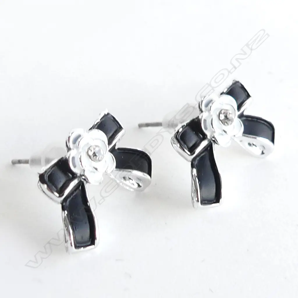 PAIR OF BOW/FLOWER/DIAMANTE EARRINGS (COSTUME) Image 1++