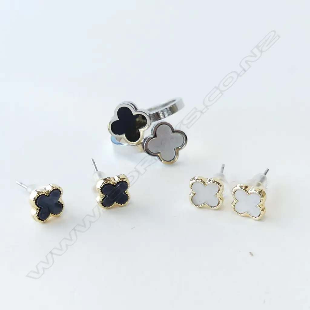 TWO PAIRS OF CLOVER EARRINGS AND MATCHING RING (COSTUME) Image 1++