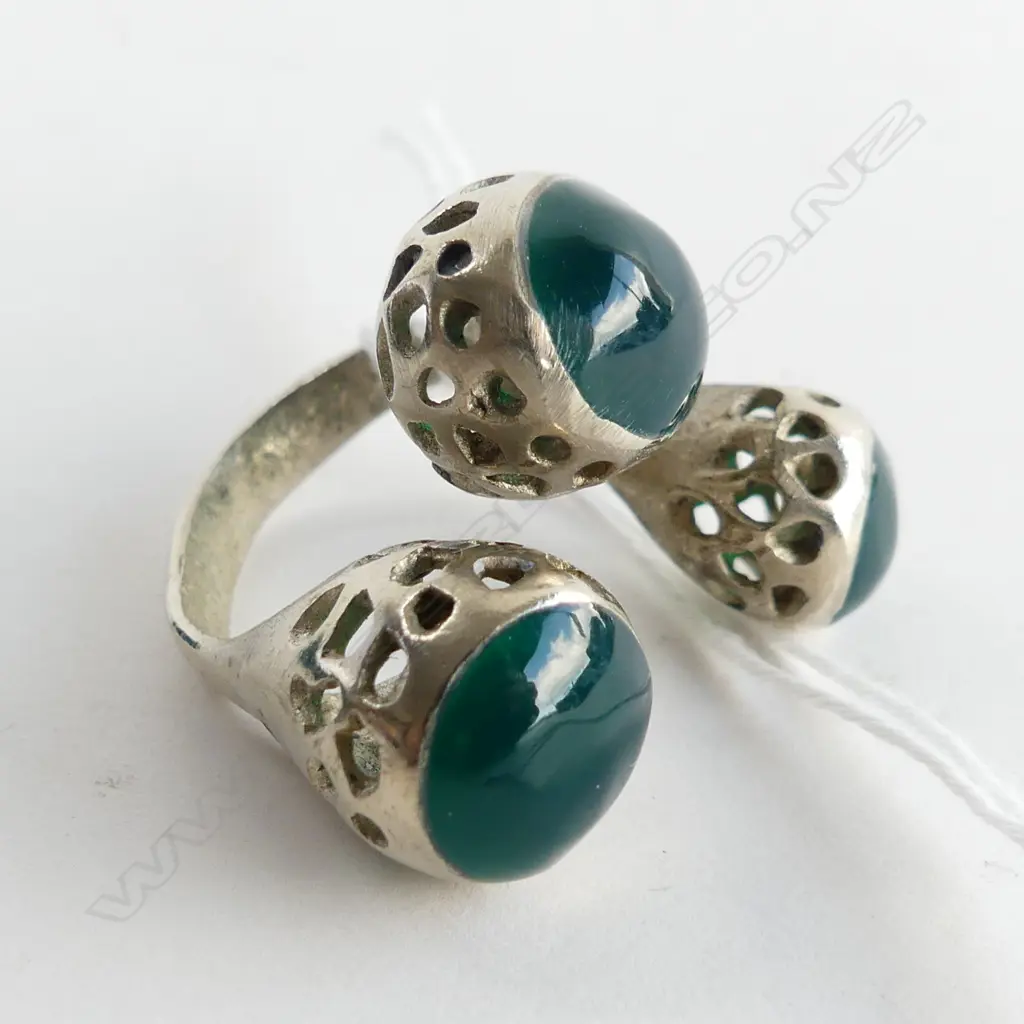 LARGE RING WITH THREE GREEN GLASS CABOCHONS (COSTUME) Image 1++