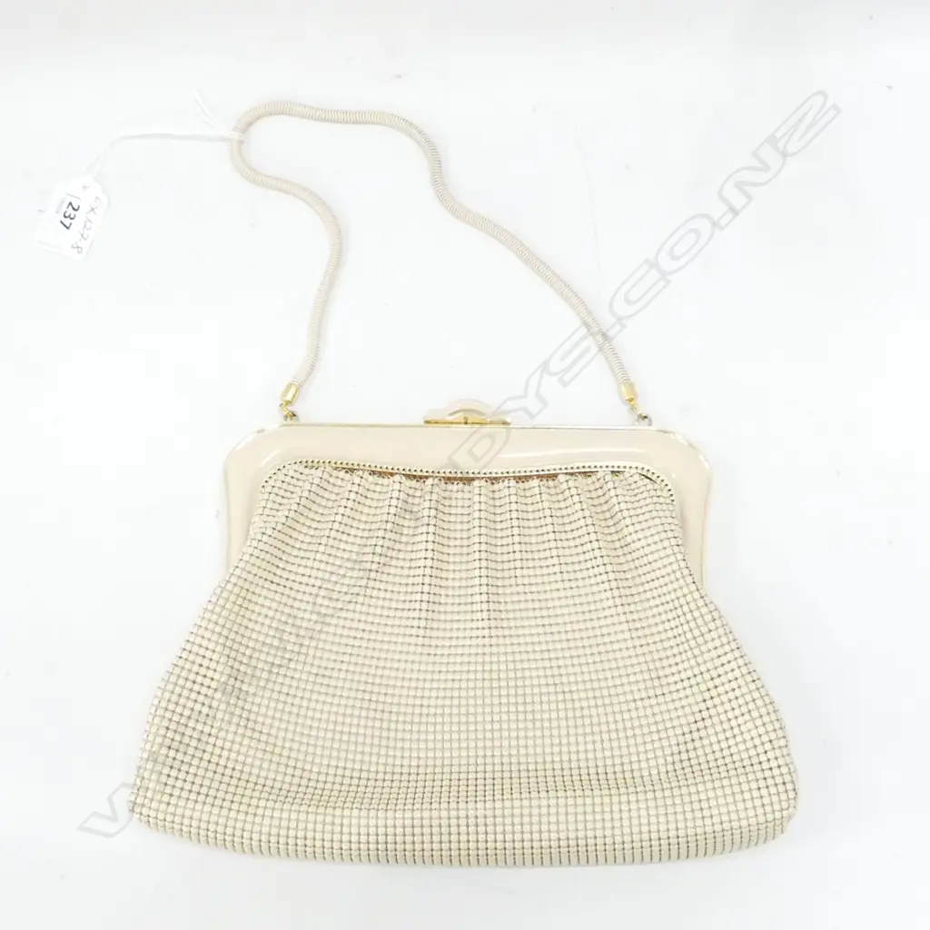 'ELEGANCE' OROTON? STYLE LADIES PURSE CREAM. METAL FRAME Image 1++
