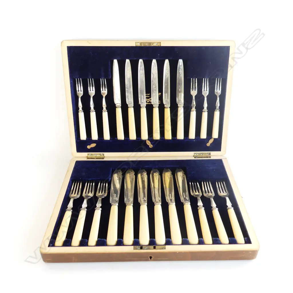 BOXED SET FISH & FRUIT KNIFES & FORKS  Image 1++