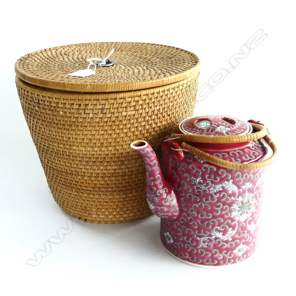 RED CHINESE TEAPOT IN WOVEN CANE CONTAINER H.210mm Image 1++