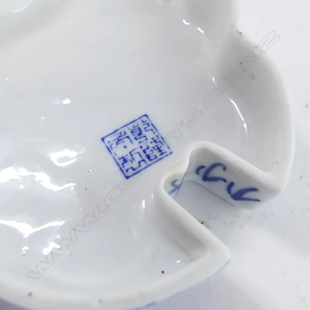 2 BLUE & WHITE  PORCELAIN BUTTERFLY LIDDED CONTAINERS, EACH WITH 5 INDIV. SECTION DISHES INSIDE DIA. 270, 180MM Image 1++