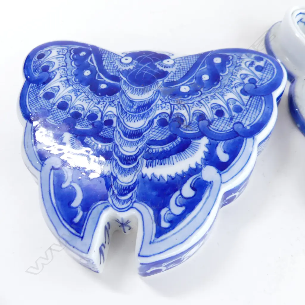 2 BLUE & WHITE  PORCELAIN BUTTERFLY LIDDED CONTAINERS, EACH WITH 5 INDIV. SECTION DISHES INSIDE DIA. 270, 180MM Image 1++