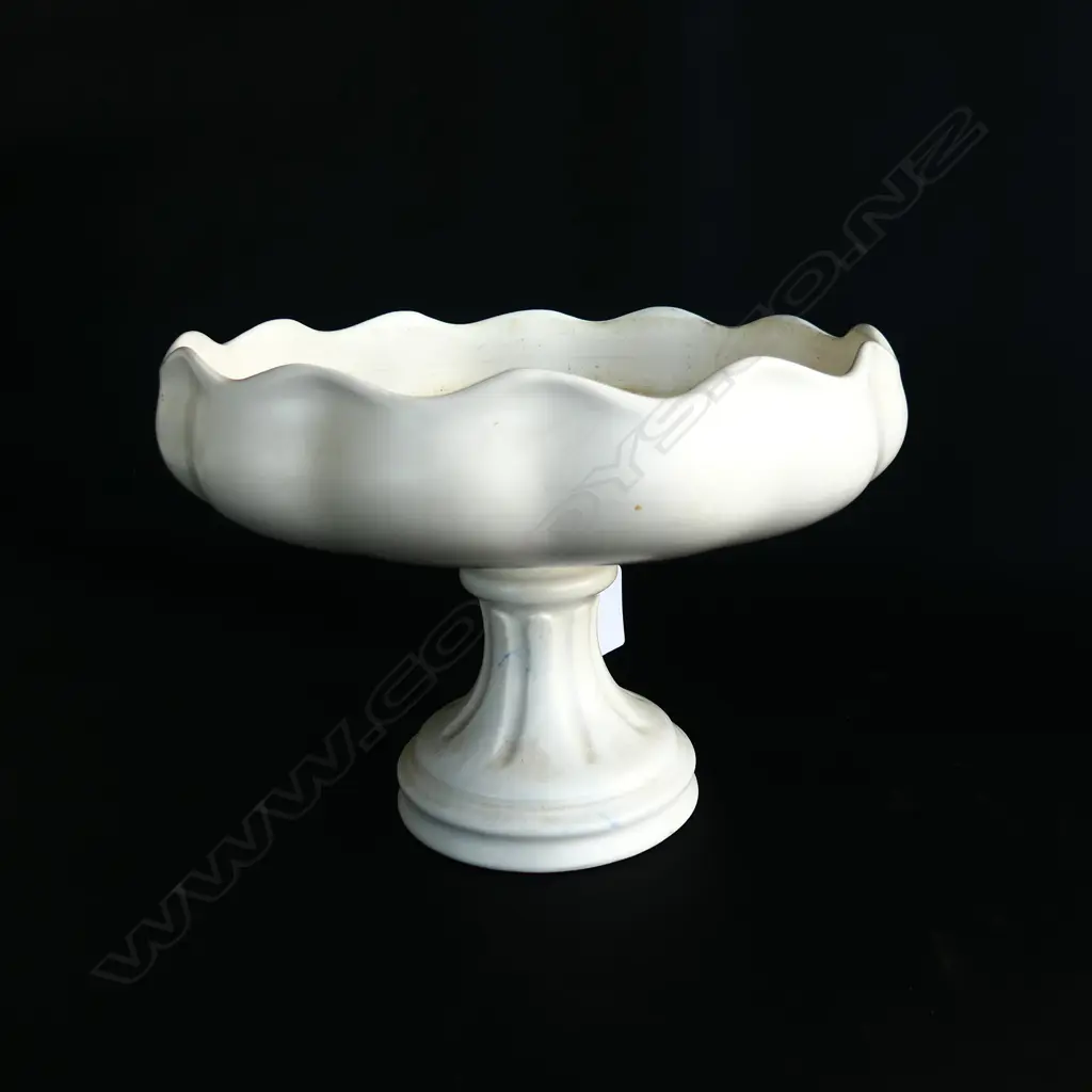 CROWN LYNN COMPORT. WITH SERPENTINE SHAPED OPENING ON SINGLE PEDESTAL. DOT 2020 (.2020) BASESTAMP. W.190mm H. 145mm Image 1++