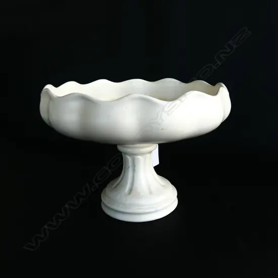 CROWN LYNN COMPORT. WITH SERPENTINE SHAPED OPENING ON SINGLE PEDESTAL. DOT 2020 (.2020) BASESTAMP. W.190mm H. 145mm