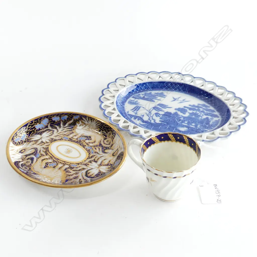 WILLOW PATT EARTHENWARE OVAL PLATE C1820'S(L.230MM)A/F, HAND PAINTED STONEWARE DISH (L 170MM)& RARE ROYAL WORCESTER CUP  Image 1++