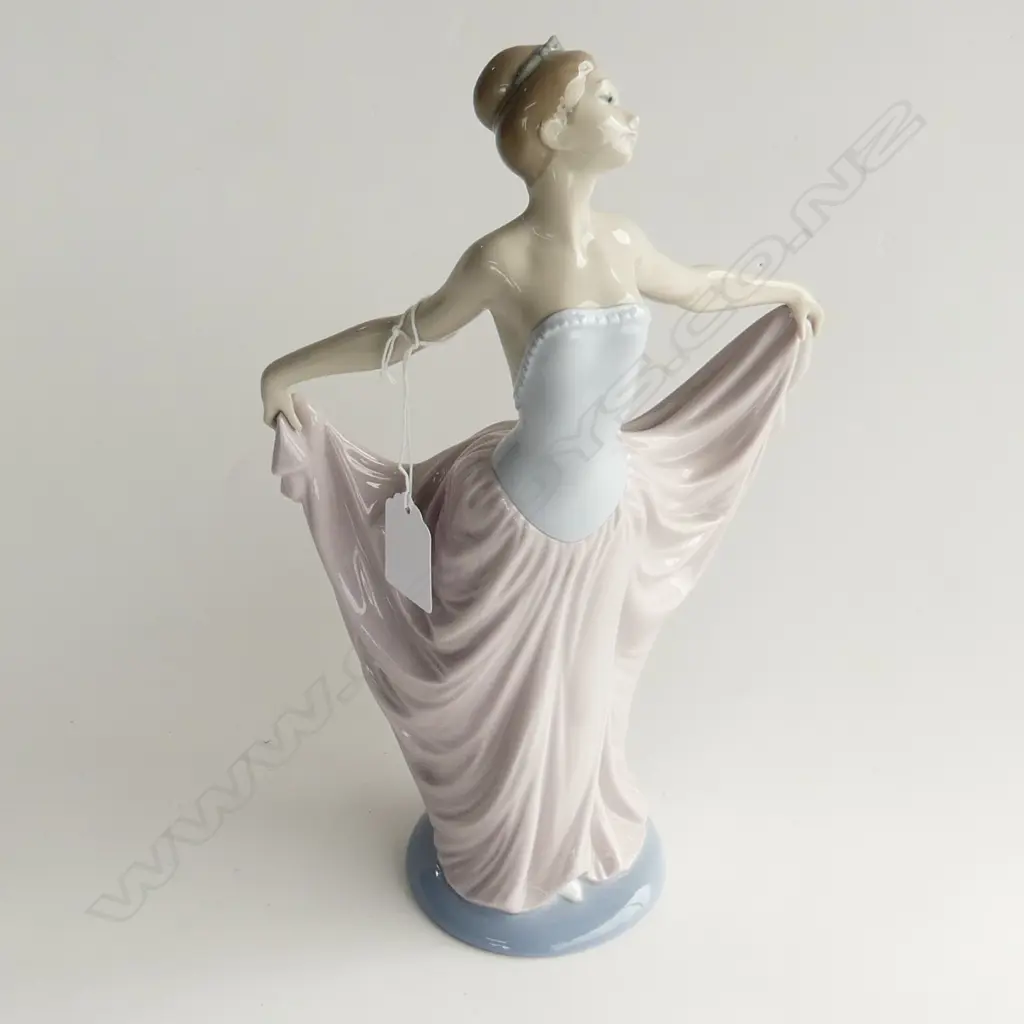 LLADRO #5050 - DANCING WOMAN H.300mm Image 1++