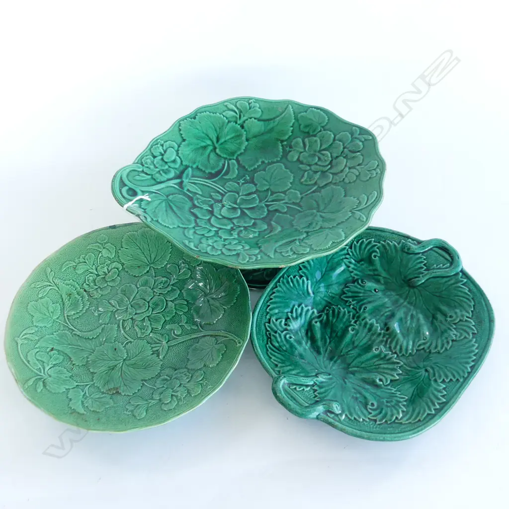3 PCES GREEN LEAF MAJOLICA; FOOTED PLATE (CHIPS) 230mm dia, DISH, COMPORT Image 1++