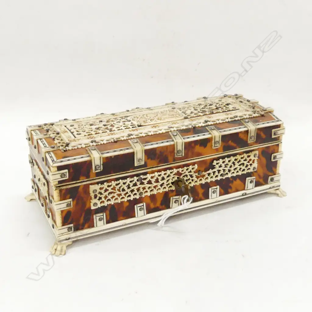 VIZAGAPATAN TORTOISHELL & BONE LIDDED BOX W.190mm Image 1++