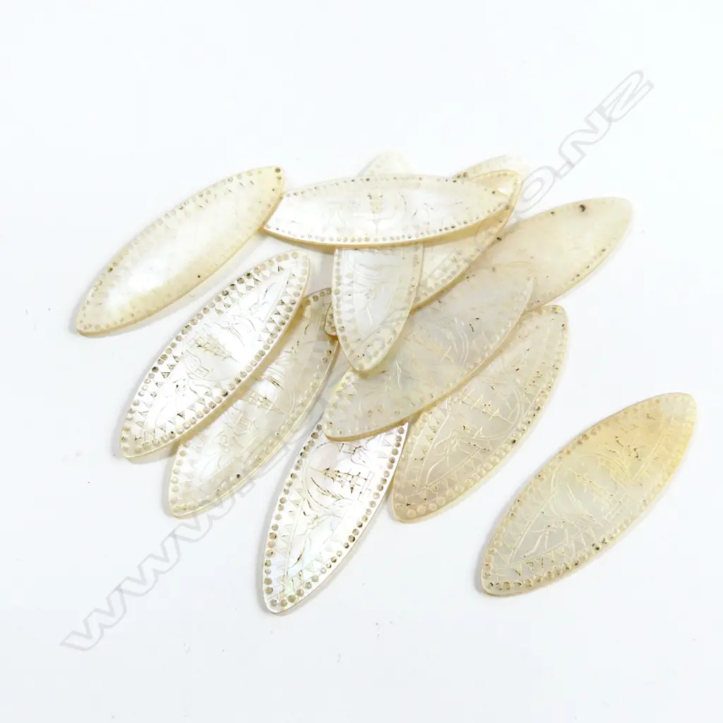 12 MOTHER OF PEARL GAMING TOKENS WITH CHINESE PAGODA ENGRAVINGS L. 45MM Image 1++