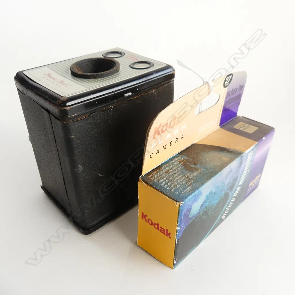 VINTAGE BOX BROWNIE MODEL 1 CAMERA + MILLENIUM 2000 BOXED KODAK FLASH DISPOSABLE CAMERA  Image 1++