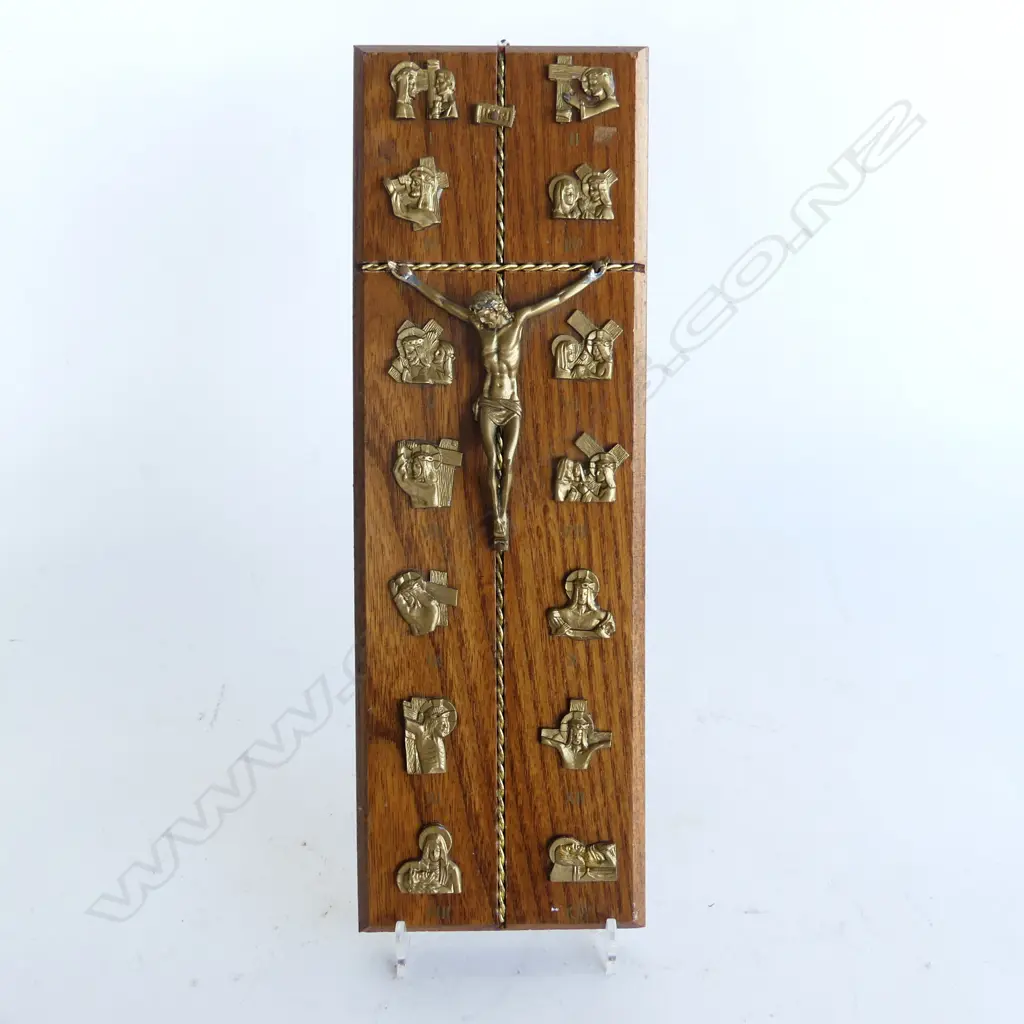 BRASS & OAK 1930'S CRUCIFIX H. 300MM                   Image 1++