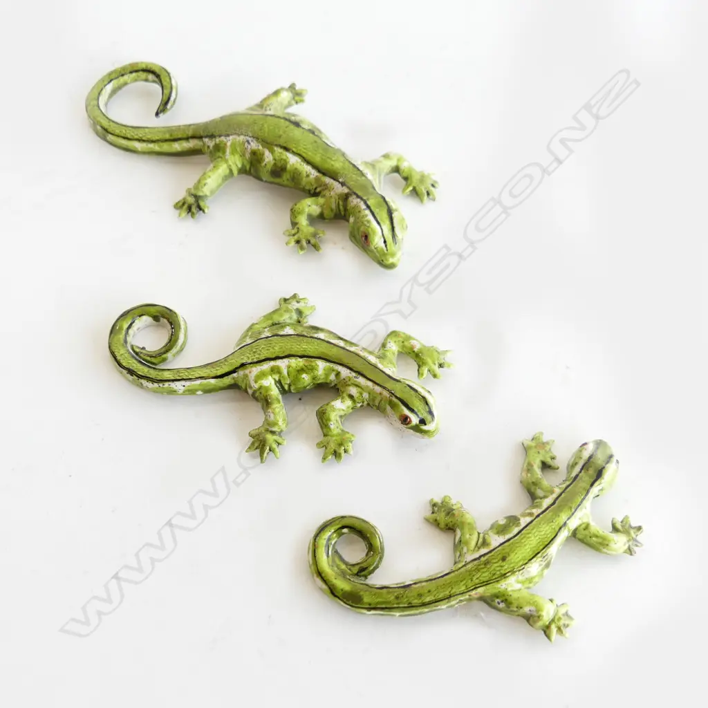 3 CERAMIC WALL MOUNTED GECKO FIGURES green lustrous tones longest 130mm Image 1++