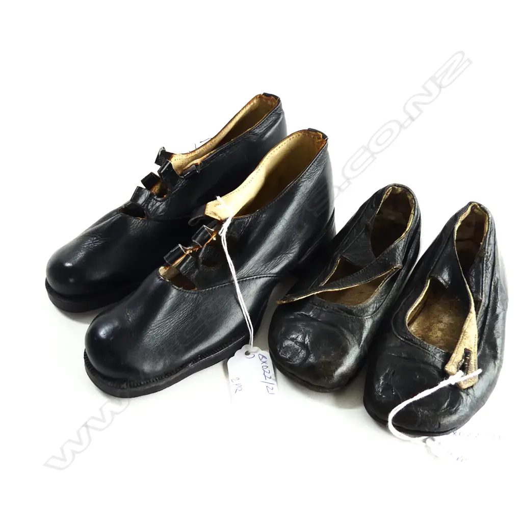 TWO PAIRS ANTIQUE CHILDS BLACK LEATHER SHOES L. 190mm L. 150mm Image 1++