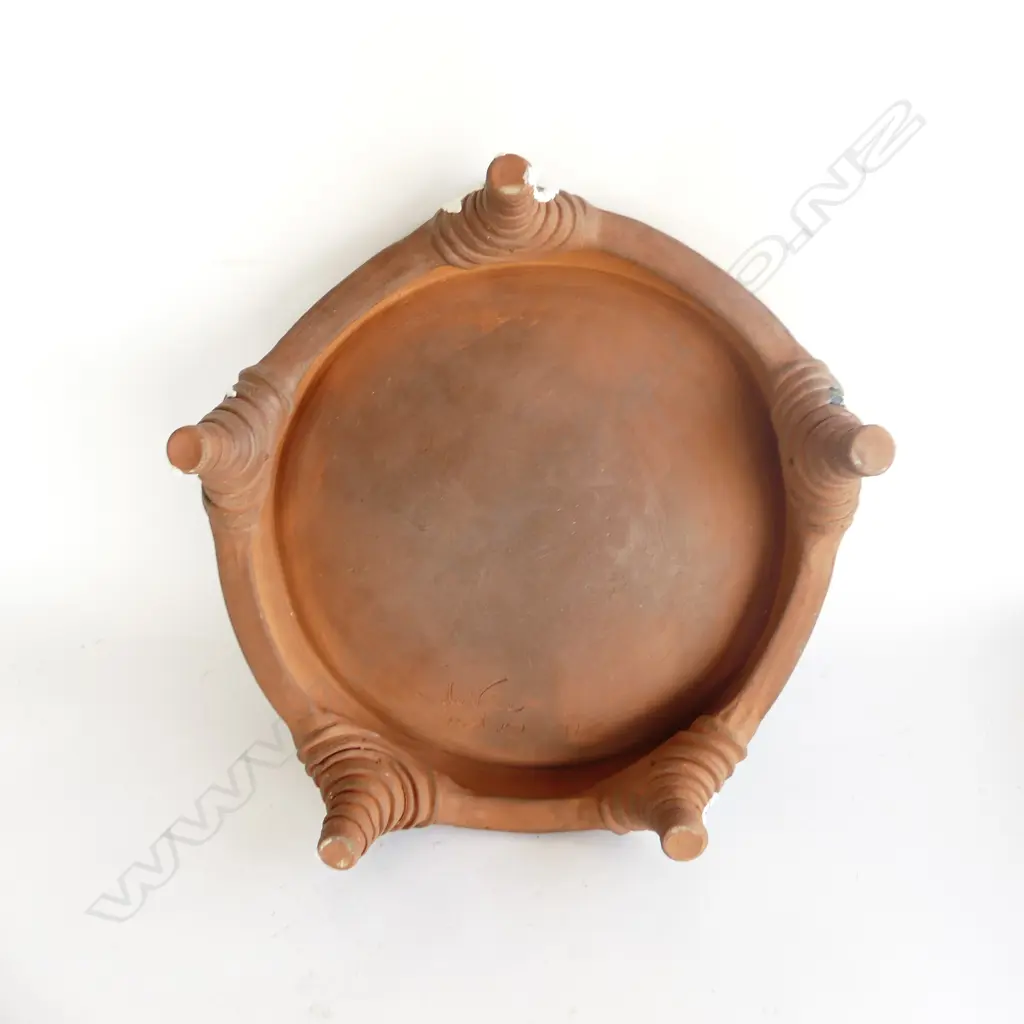 DeVice Pottery (Moutere) by Vincent Forster LGE POTTERY DISH  glazed leaf top 4 ribbed feet Dia.350mm. Image 1++