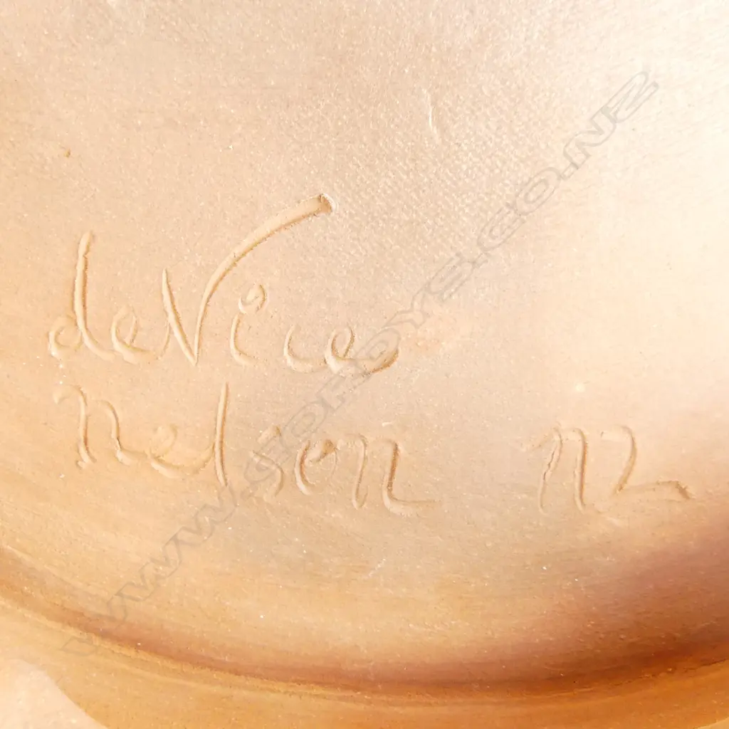 DeVice Pottery (Moutere) by Vincent Forster LGE POTTERY DISH  glazed leaf top 4 ribbed feet Dia.350mm. Image 1++