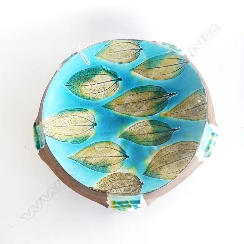 DeVice Pottery (Moutere) by Vincent Forster LGE POTTERY DISH  glazed leaf top 4 ribbed feet Dia.350mm. Image 1++