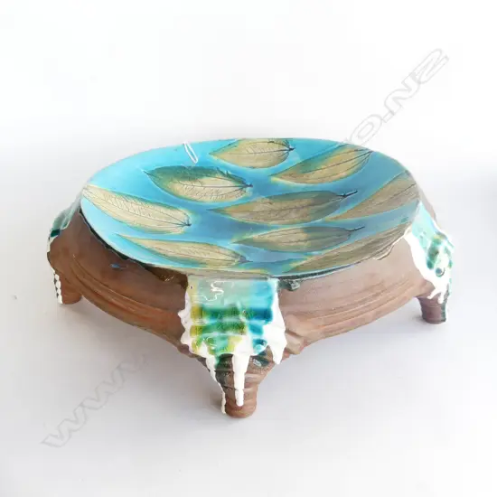 DeVice Pottery (Moutere) by Vincent Forster LGE POTTERY DISH  glazed leaf top 4 ribbed feet Dia.350mm.