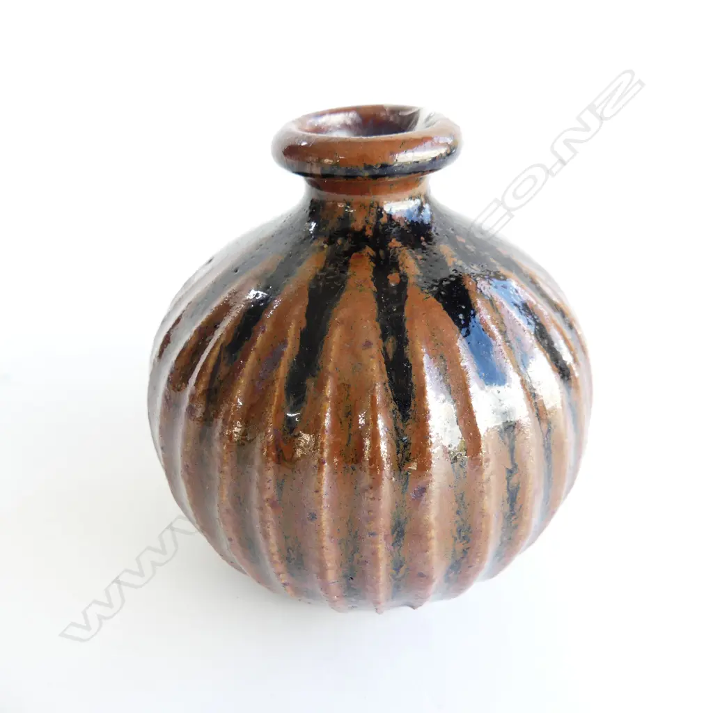 GRAEME STORM RIBBED TENMOKU OVOID VASE H. 100mm Image 1++