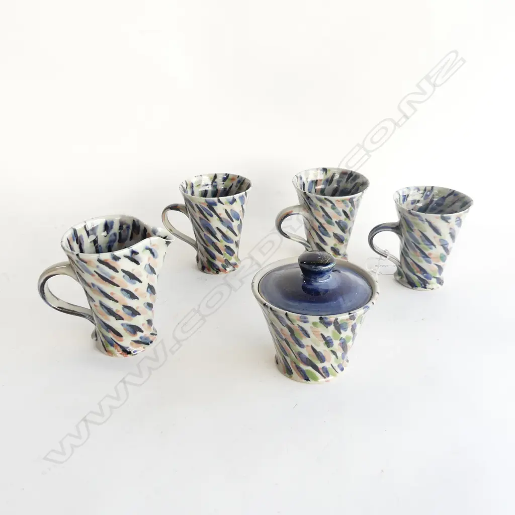 5 PCS RAEWYN ATKINSON POTTERY; 3 MUGS, JUG & SUGAR BOWL WITH LID Image 1++