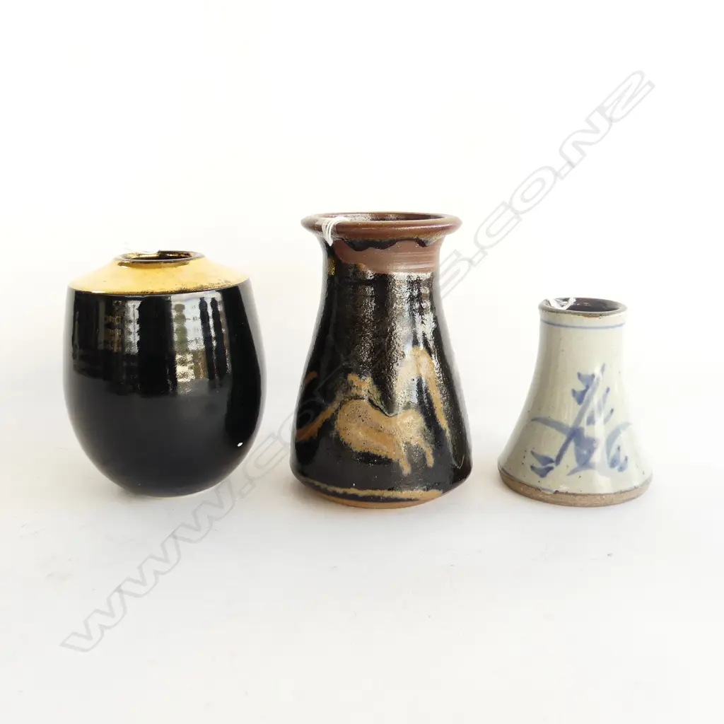 3 POTTERY VASES INCL PETER COLLIS (H. 140, 155, 110MM) Image 1++