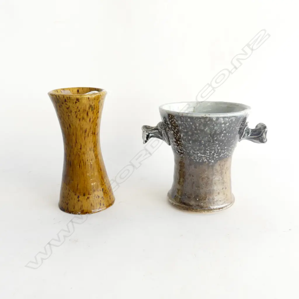 THOMAS BLACKSTOCK 2 HANDLED VASE (H.140MM) + 1 OTHER POTTERY VASE (H. 160MM) Image 1++