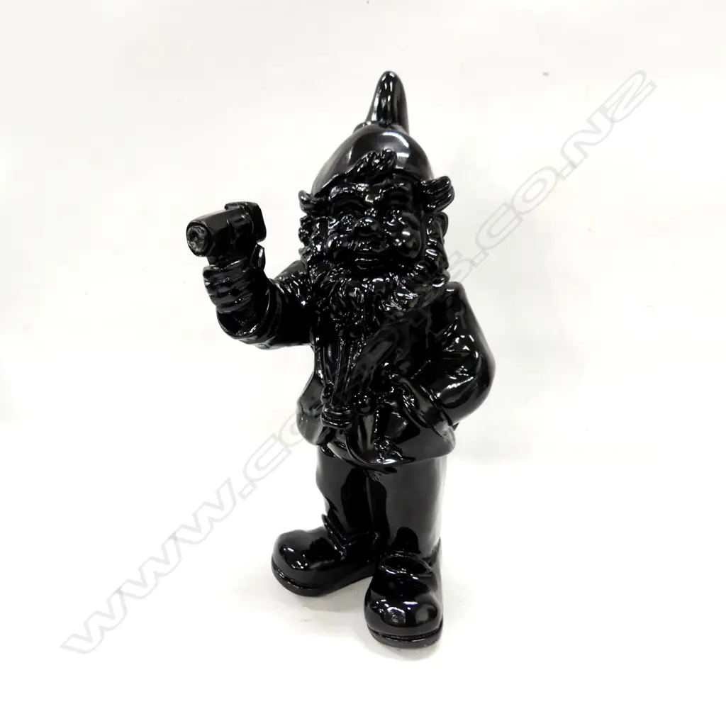 BLACK RESIN GNOME HOLDING PISTOL H.320mm Image 1++
