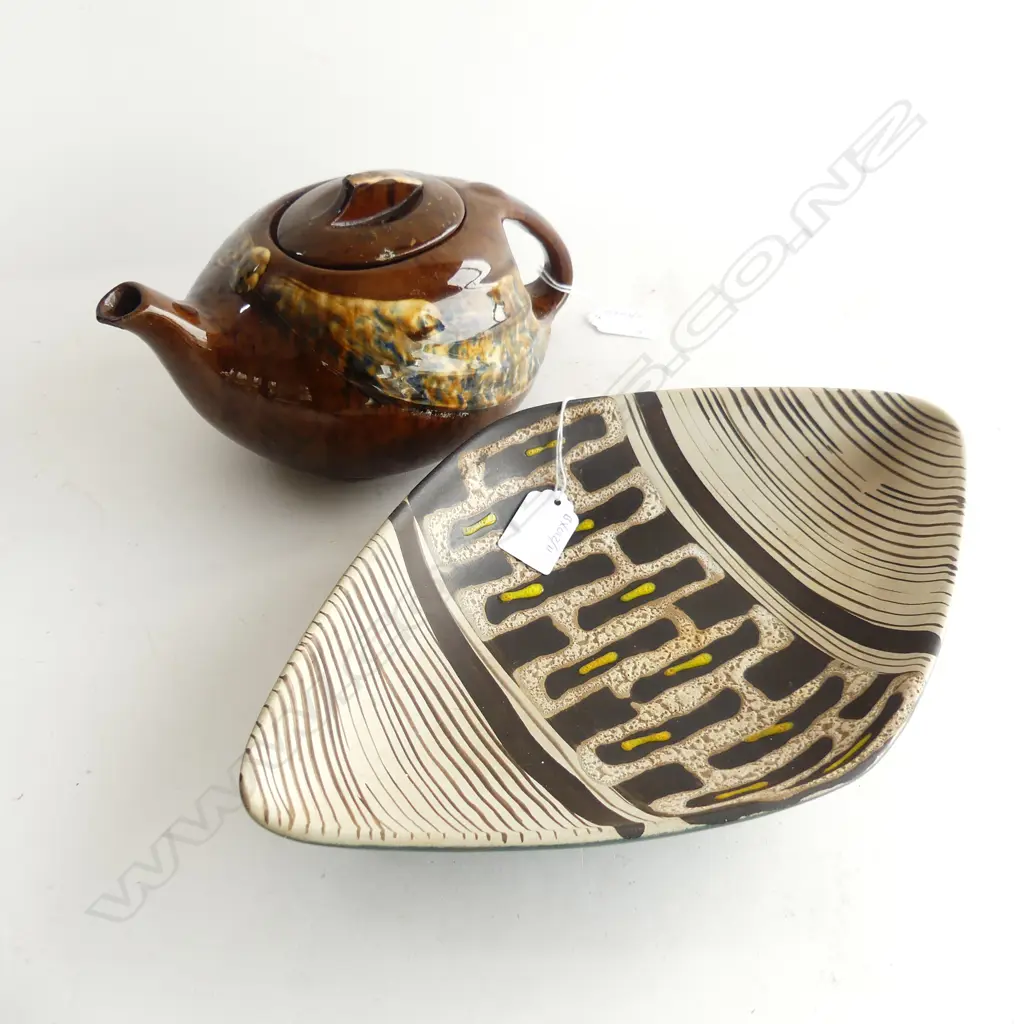 AUSTRIAN STUDIO POTTERY BOWL + ENGLISH DECO TEAPOT WITH CHIP TO SPOUT L 310 MM Image 1++
