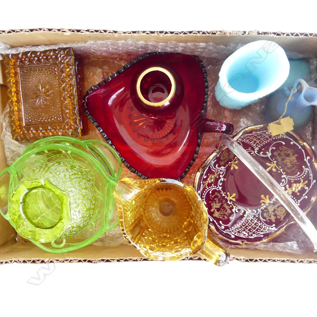 SM BOX ASST COLOURED GLASS, AMBER, GREEN, CRANBERRY ETC.. BOOT, VASES, JUG, LIDDED BOX, ETC.. Image 1++
