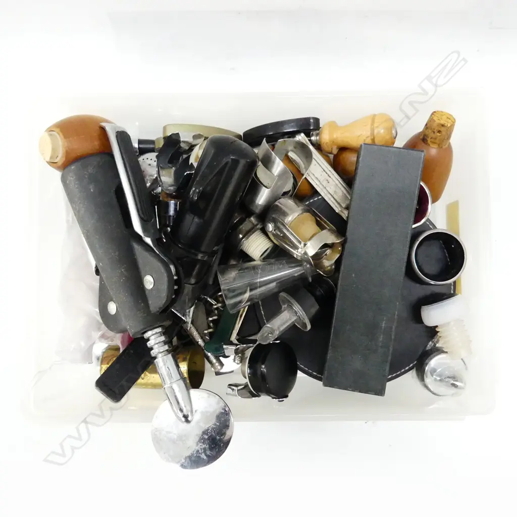 BOX OF BAR EQUIPMENT ETC Image 1++