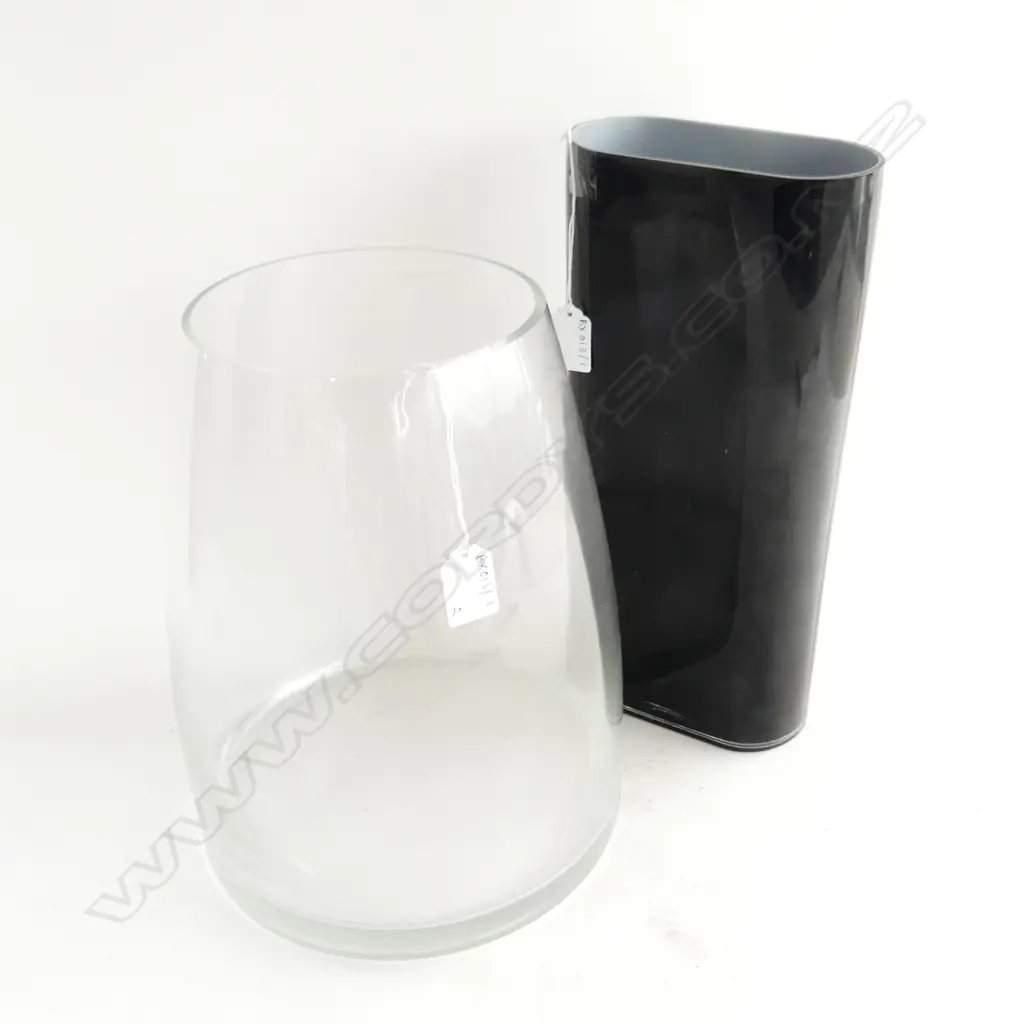 2 LG GLASS VASES; BLACK H.355mm & CLEAR H.300mm Image 1++