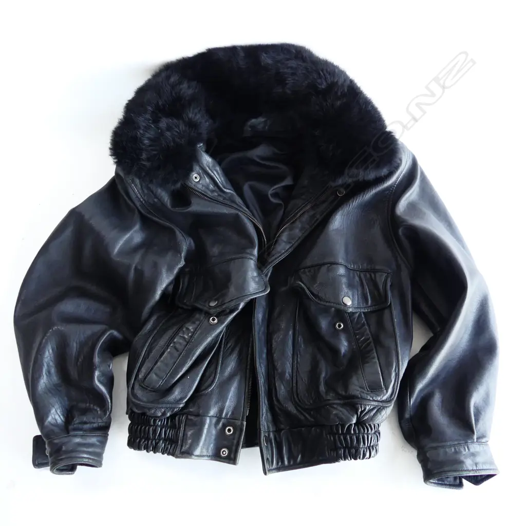 BLACK LEATHER WOMANS JACKET w. FUR COLLAR Image 1++