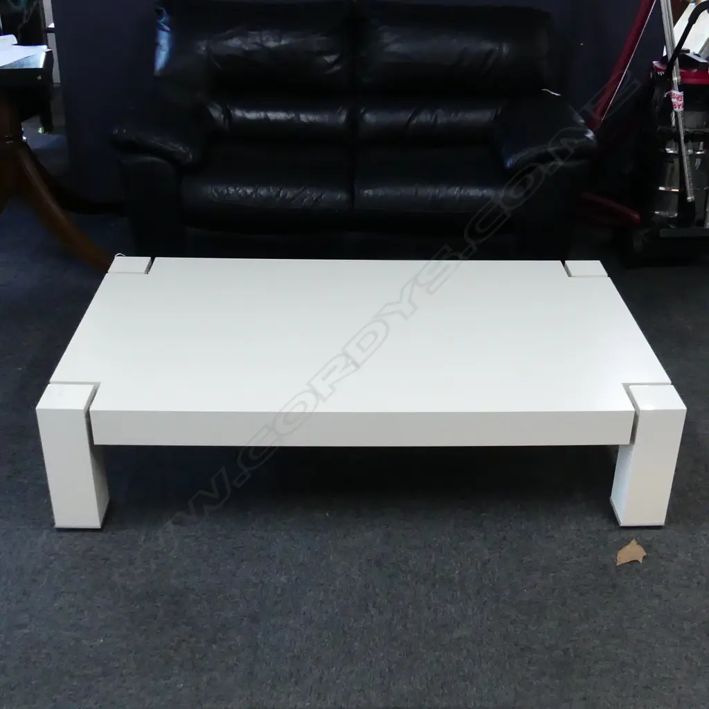 LG WHITE COFFEE TABLE 1400 X 800MM Image 1++