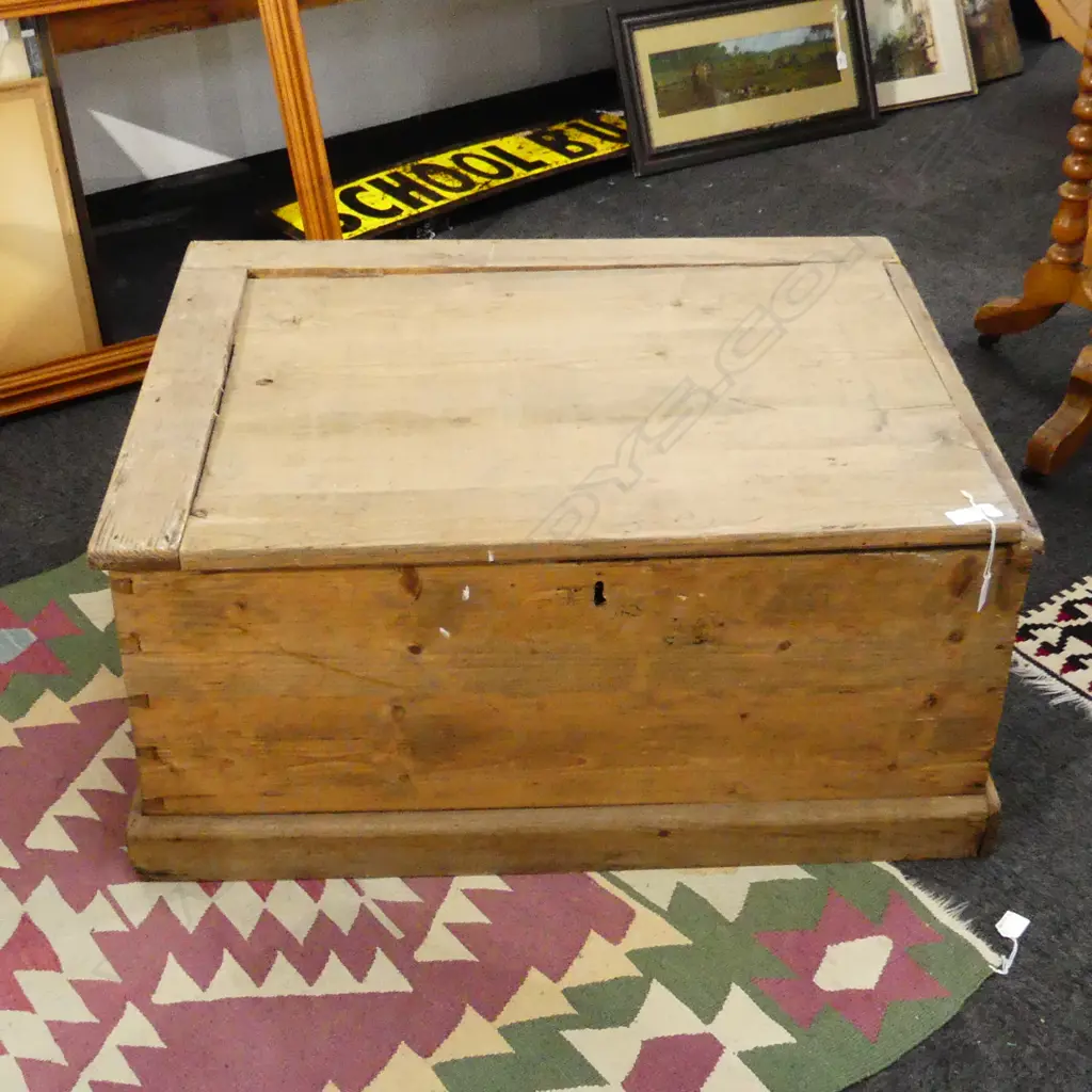 LIDDED WOODEN BLANKET BOX 885x710x420mm Image 1++