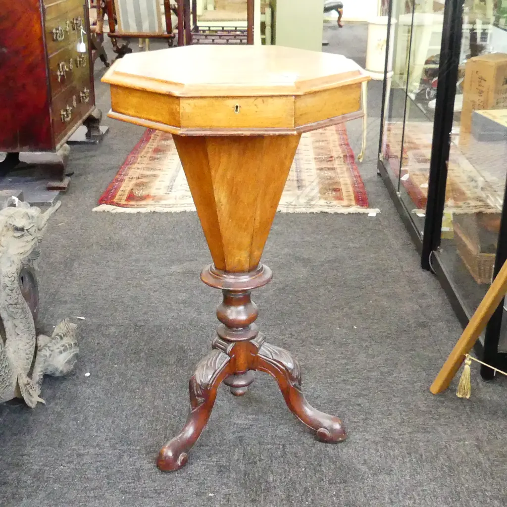 OCTAGONAL VICT SEWING TABLE Image 1++