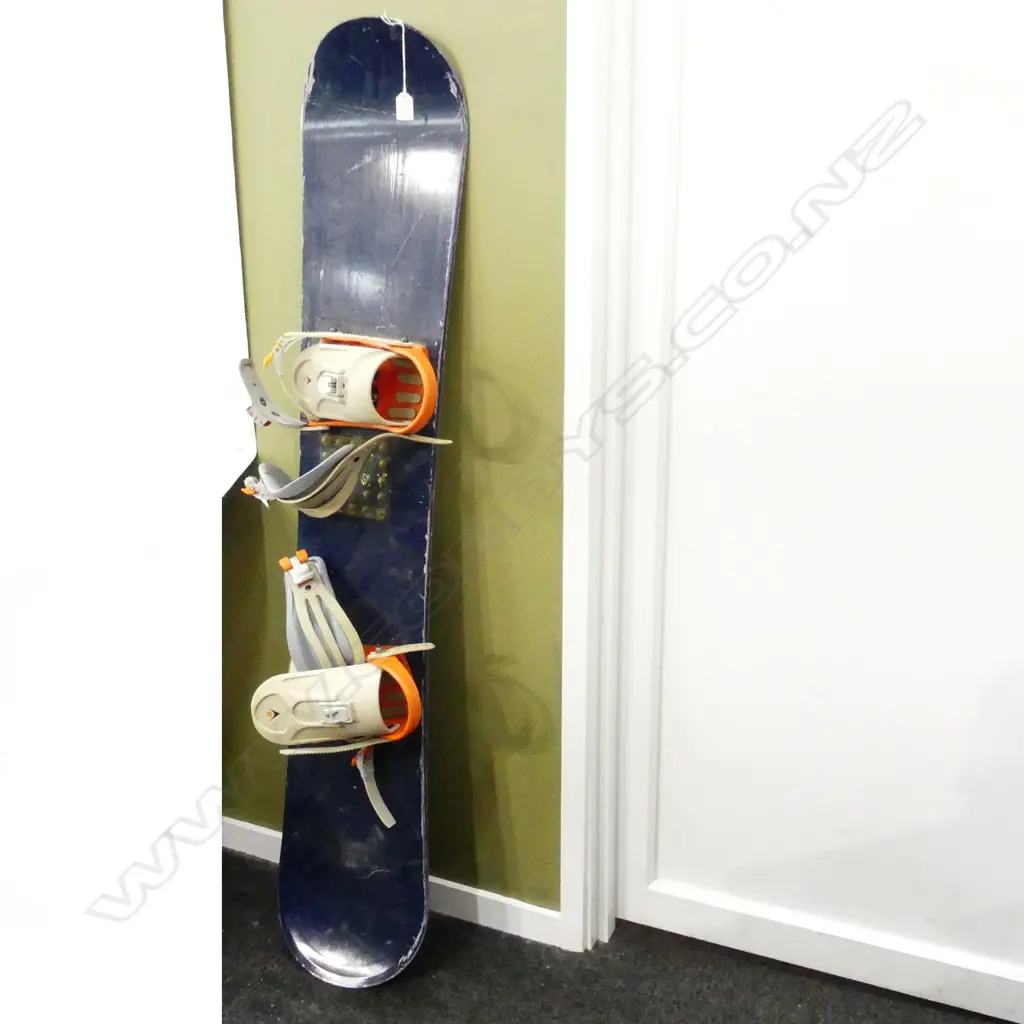 K2 BRAND SNOWBOARD ONE BINDING NEEDS REPLACING L 1460 MM Image 1++