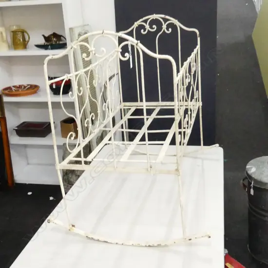 WHITE PAINTED METAL CRADLE 600x920x800mm
