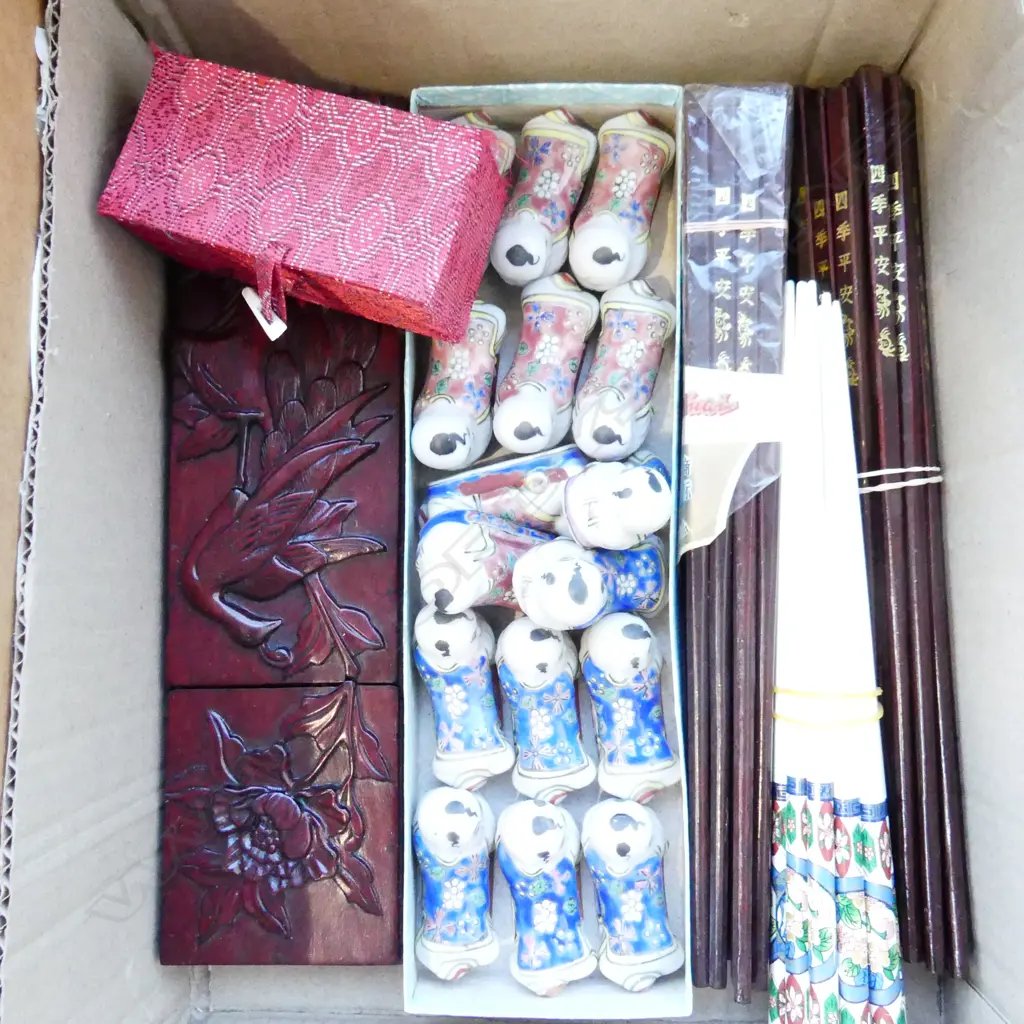 BOX – QUANTITY OF CHOPSTICKS, ROSEWOOD BOX, 16 CHINESE PORCELAIN RESTS, AND GLASS SNUFF BOTTLE  Image 1++