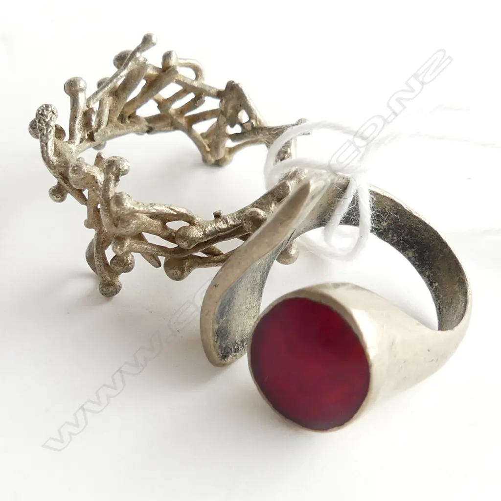 TWO CONTEMPORARY DRESS RINGS (COSTUME) Image 1++