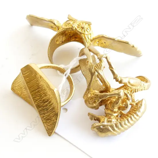 3 LG CONTEMPORARY FASHION RINGS; FLYING OWL, ALIEN  & ABSTRACT FORM