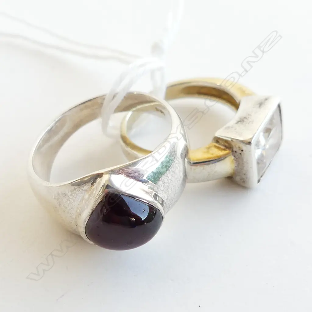 2 925 SILVER RINGS; GARNET & CLEAR STONE Image 1++