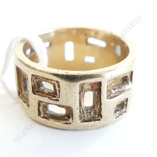 STYLISH 9ct GOLD BAND RING 1970'S PANELLED RING 10.9gms