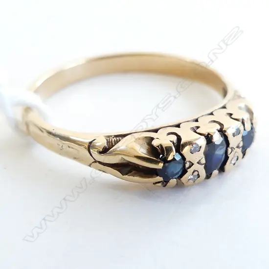 9CT GOLD SAPPHIRE & DIAMOND RING 2.94gms