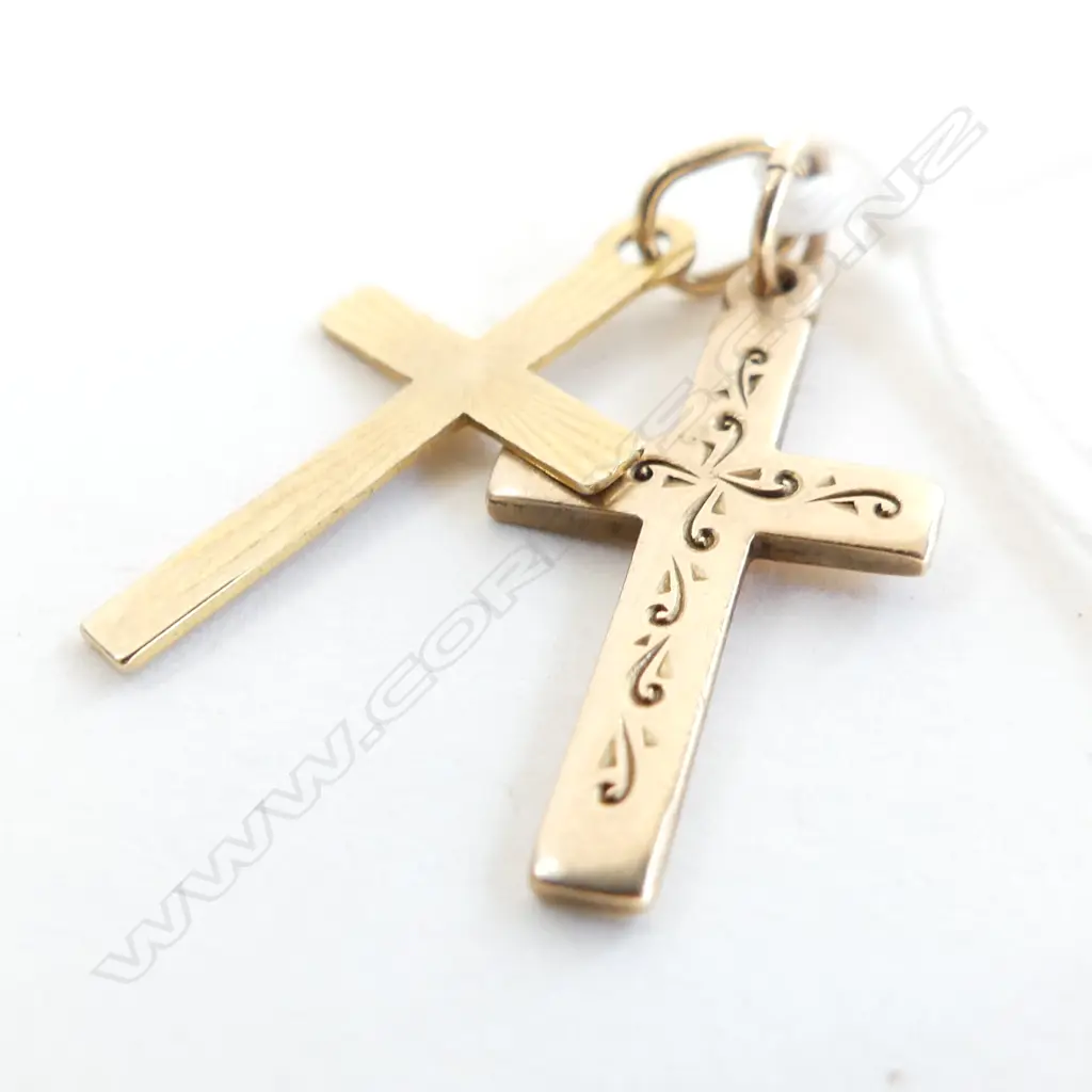 2 9CT GOLD CROSSES 1.93gms Image 1++