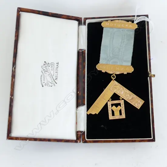 9ct GOLD LOUIS KERR MASONIC JEWEL 'MOTUEKA No.117 N.Z.C' marked & boxed 19.57gms total